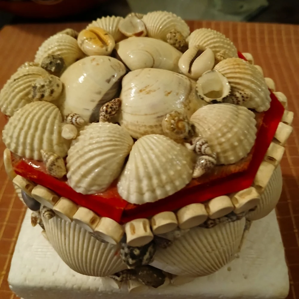 VTG. SEASHELL ART RED VELVETEEN..GOLD CHAIN VANITY..JEWELRY TRINKET BOX..BY PWF